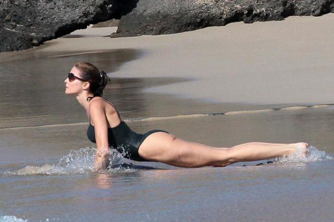 SI Cover Girl Stephanie Seymour Falls Out of Her Swimsuit (PICS) .
